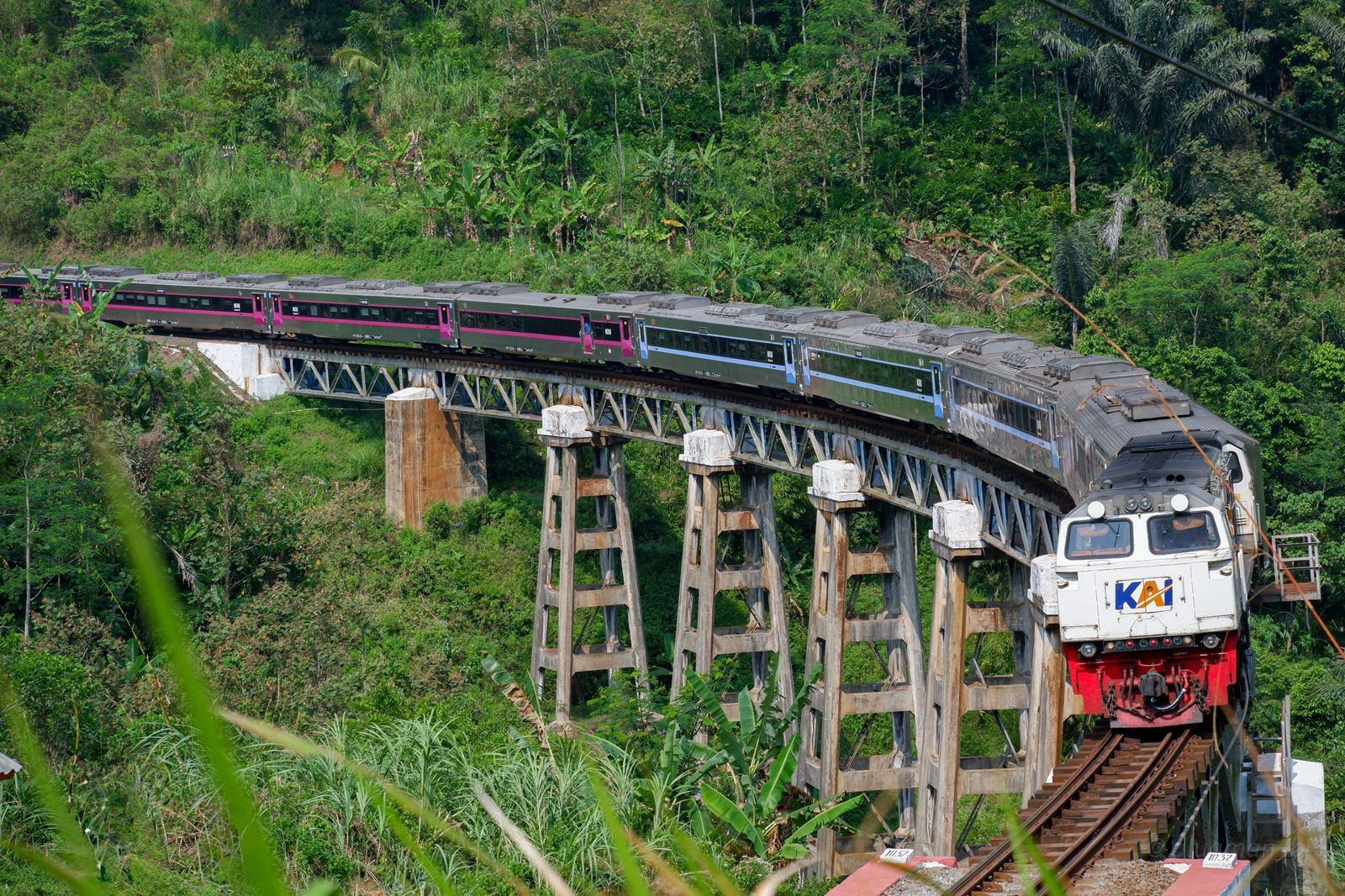 7%20Jalur%20Kereta%20Api%20Terindah%20di%20Indonesia%20 %202 %20sumber%20kai.id - 7 Jalur Kereta Api Terindah di Indonesia yang Wajib Kamu Coba