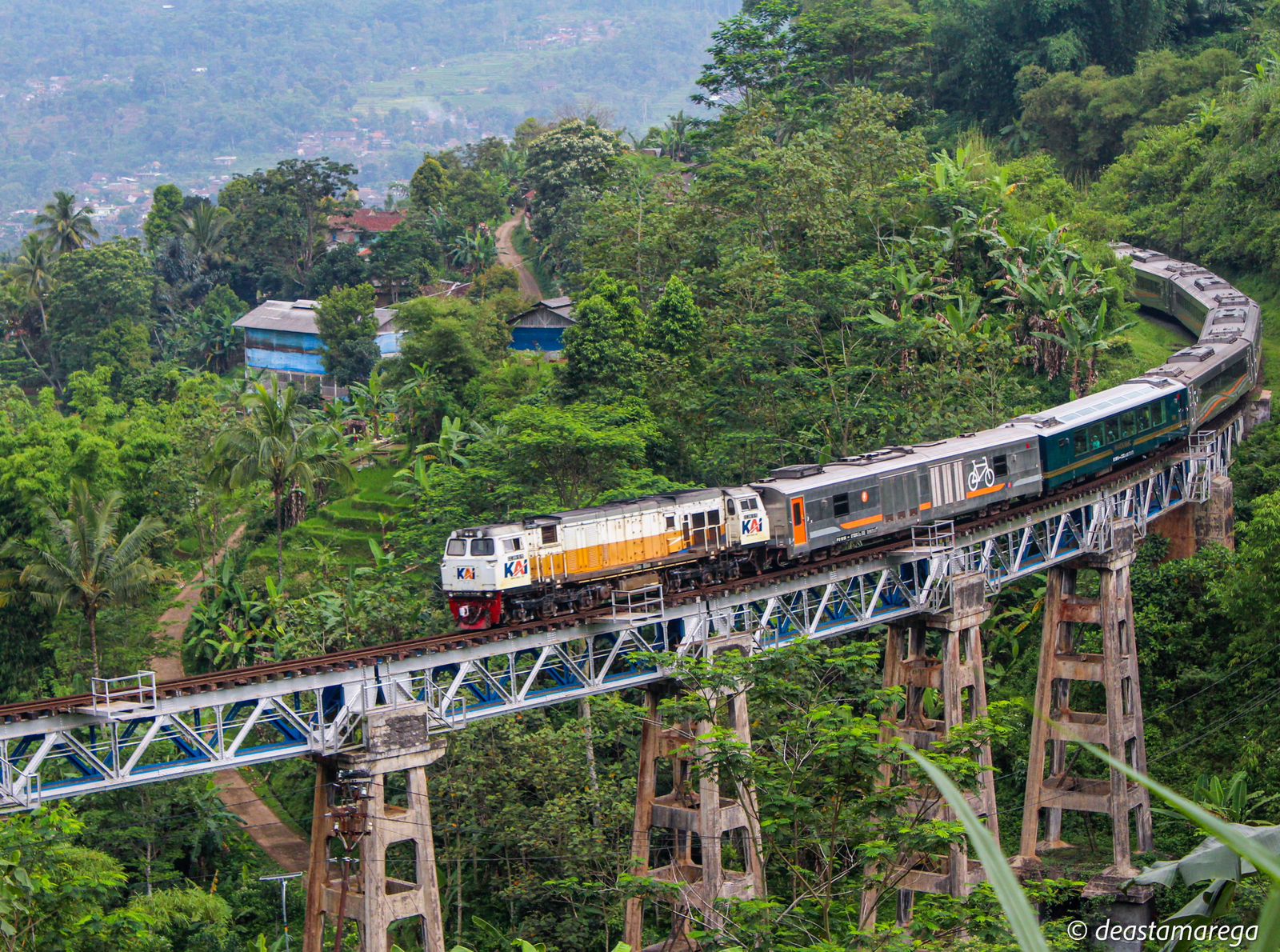 7%20Jalur%20Kereta%20Api%20Terindah%20di%20Indonesia%20 1 %20sumber%20kai.id - 7 Jalur Kereta Api Terindah di Indonesia yang Wajib Kamu Coba