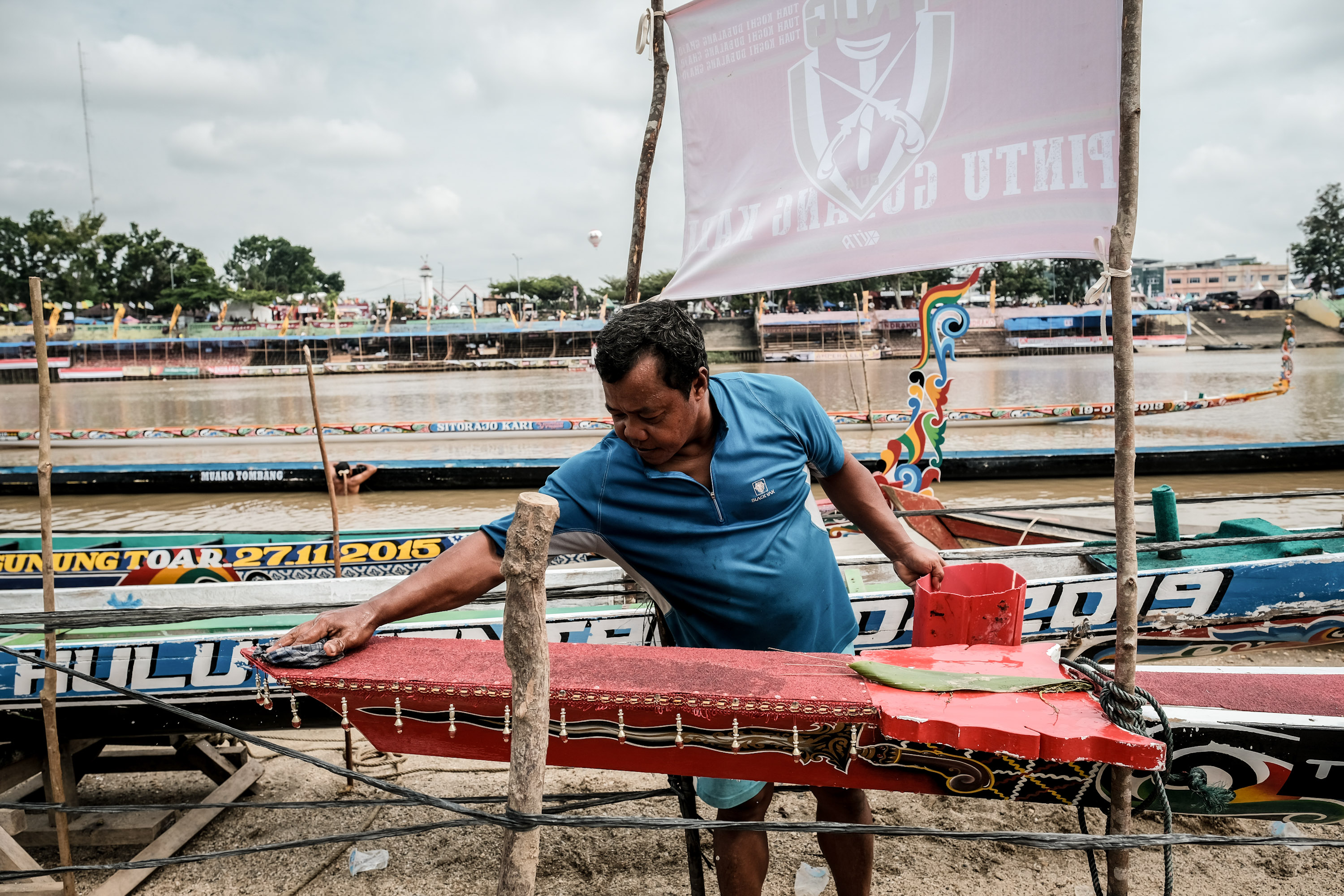 Mengenal Pacu Jalur: Warisan Budaya Riau yang Kembali Mendunia 2 Persiapan%20perahu%20yang%20digunakan%20tim%20Pacu%20Jalur%20 %20Wonderful%20Image - Mengenal Pacu Jalur: Warisan Budaya Riau yang Kembali Mendunia