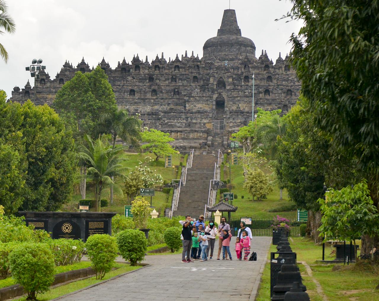 Candi Borobudur memiliki arsitektur yang unik dan megah. Candi ini terdiri dari 10 tingkat, dengan tingkat pertama berbentuk persegi dan tingkat selanjutnya berbentuk lingkaran. Candi Borobudur dihiasi dengan lebih dari 2.600 panel relief dan 504 stupa