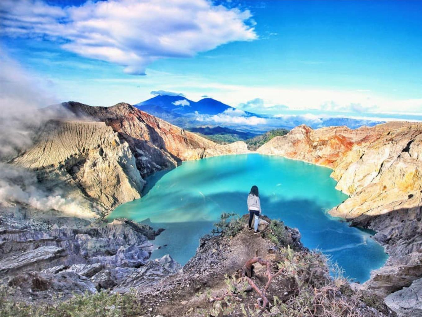 Kawah Ijen juga memiliki api biru yang unik, yang terjadi karena pembakaran gas alam yang keluar dari dalam tanah. Untuk bisa sampai kesini, pastikan kondisi badan harus fit dan bugar karena kamu perlu mendaki dengan rute yang cukup menantang.